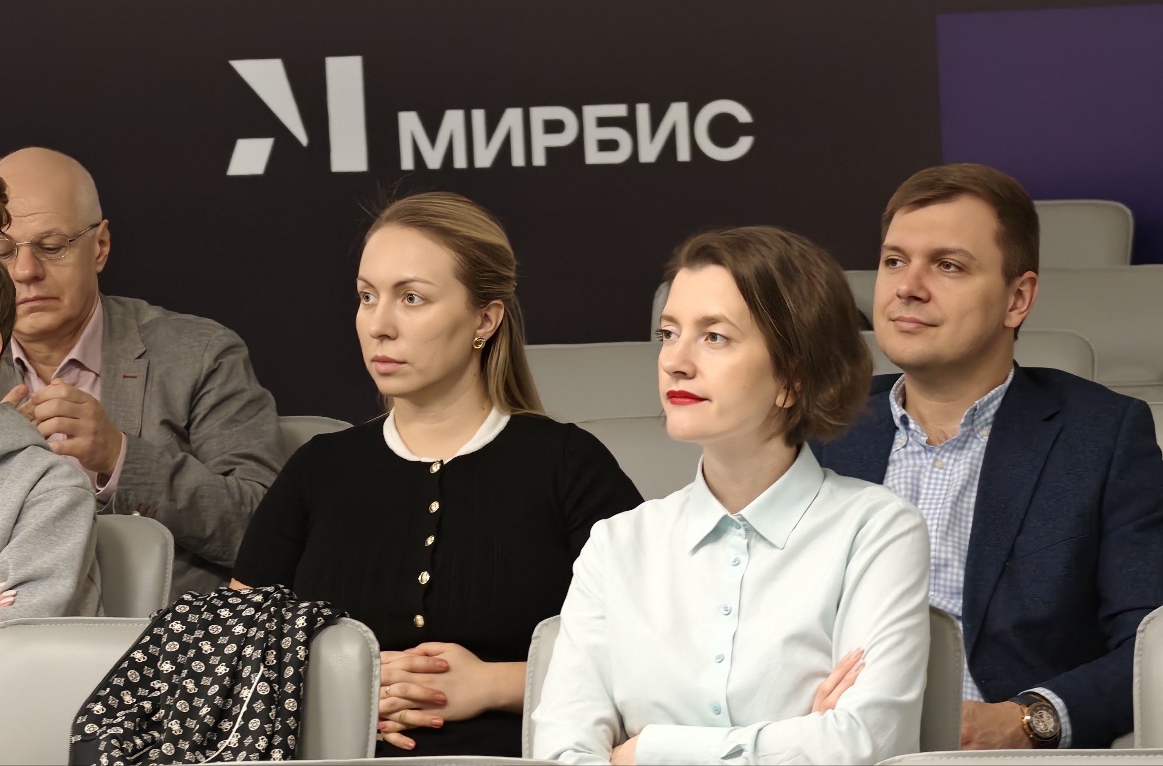 Участники мастер-класса «Как управлять продажами в 2027 году: от плана к результату с ИИ-агентами» в МИРБИС