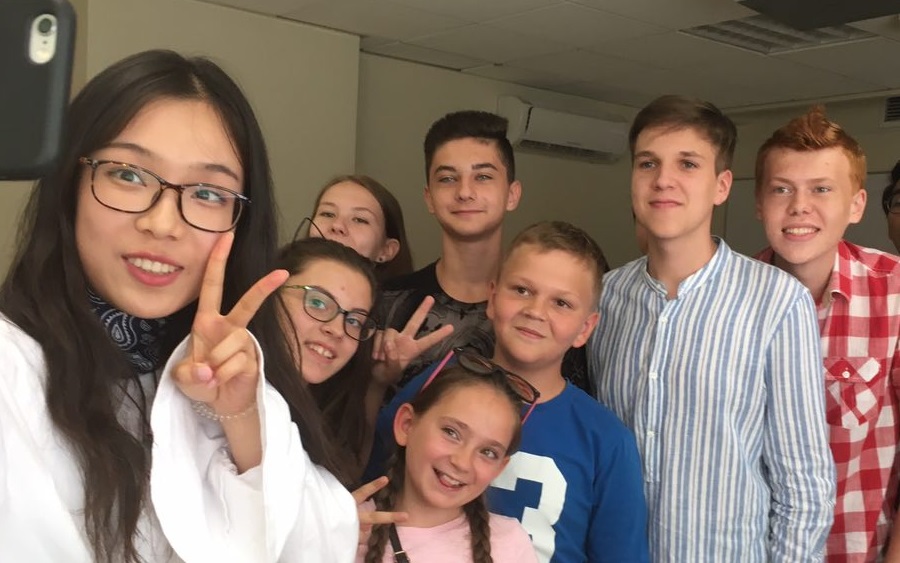 Студенты из Гонконга, проходящие стажировку в Институте МИРБИС, дали мастер-класс английского языка подросткам из Ставрополья