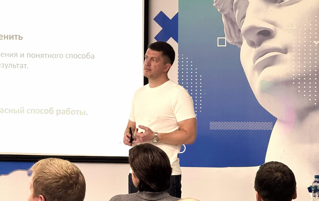 Евгений Климов, операционный директор «Салют для бизнеса», проводит мастер-класс в Школе бизнеса МИРБИС